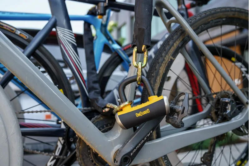 Onguard Beast Chain Lock With Shackle Lock - 180cm X 14mm 2 Onguard Beast Chain Lock With Shackle Lock - 180cm X 14mm - Image 2