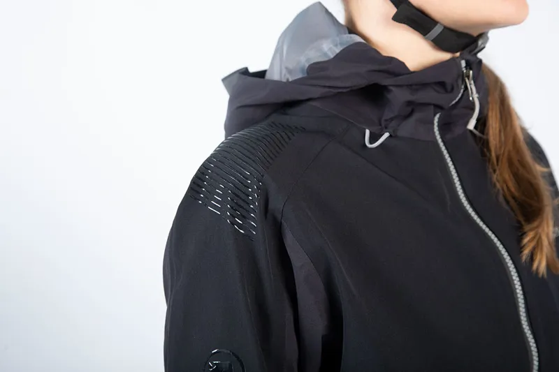 Endura MT500 Waterproof Women's Jacket - Black 8 Endura MT500 Waterproof Women's Jacket - Black - Image 8